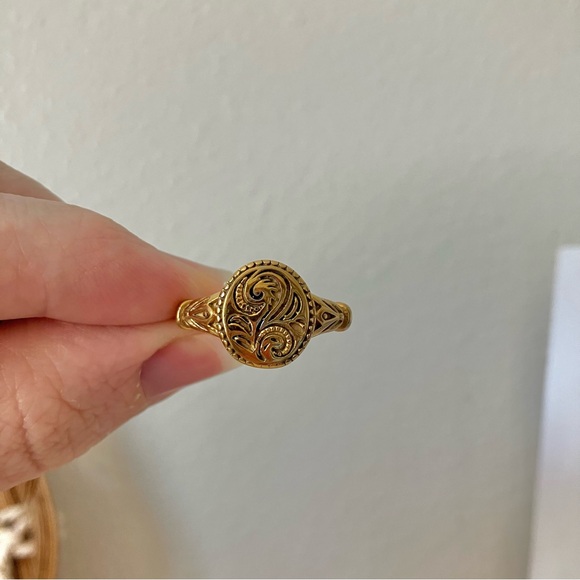 Gold Floral Signet Ring “Benecia” Victorian Oval Flat Bohemian Femme - Picture 10 of 12